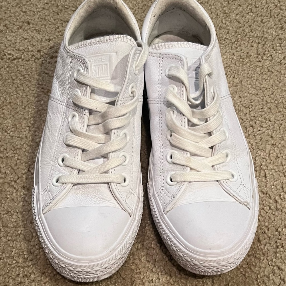 Converse leather chuck taylors size 7